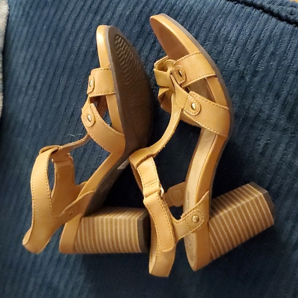 Clarks high heeled sandals, tan, size 7.5 - Picture 7 of 8